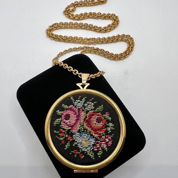 Avon Floralpoint Locket Necklace (1977) - Picture 1 of 6